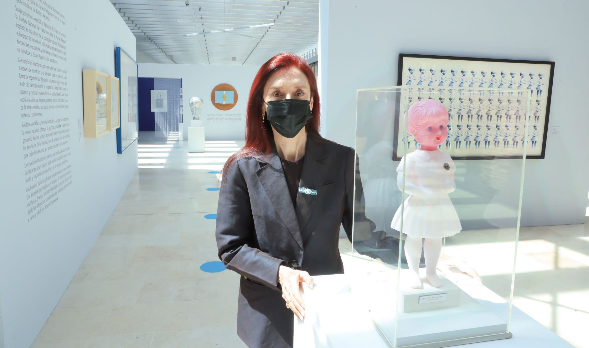 Nora Iniesta con la “Niña Argentina” y su orgulloso delantal blanco.