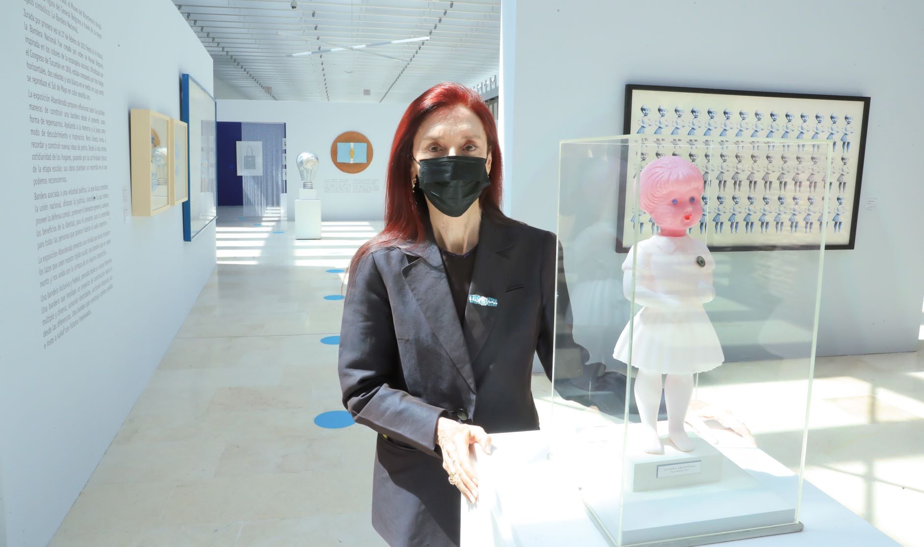 Nora Iniesta con la “Niña Argentina” y su orgulloso delantal blanco.