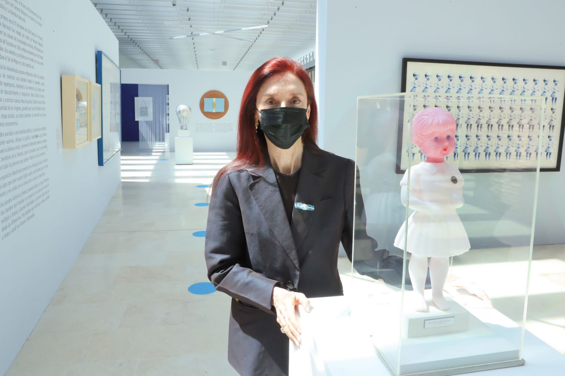 Nora Iniesta con la “Niña Argentina” y su orgulloso delantal blanco.