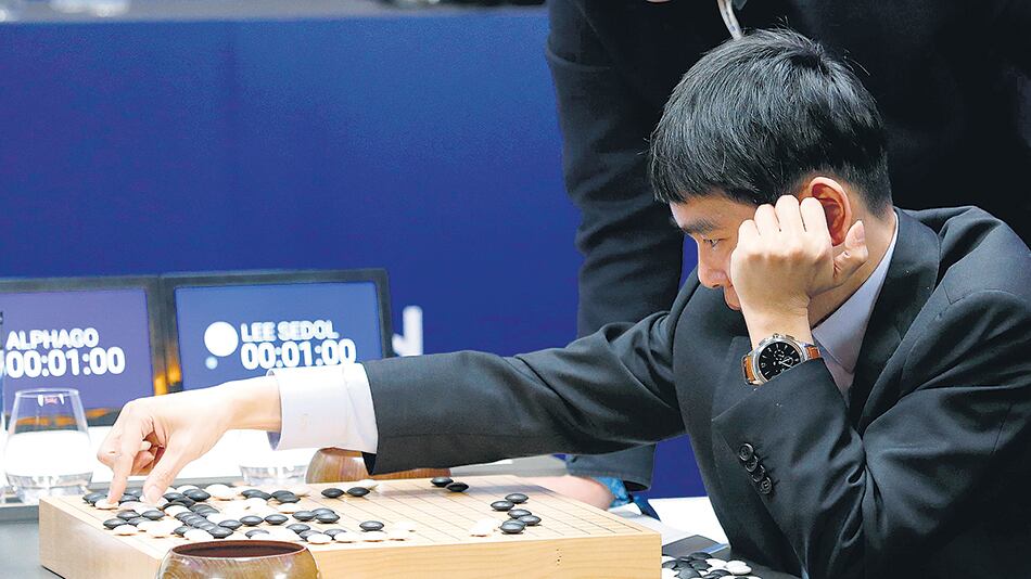 La puja entre un jugador profesional y un algoritmo dotado para aprender sobre la marcha.