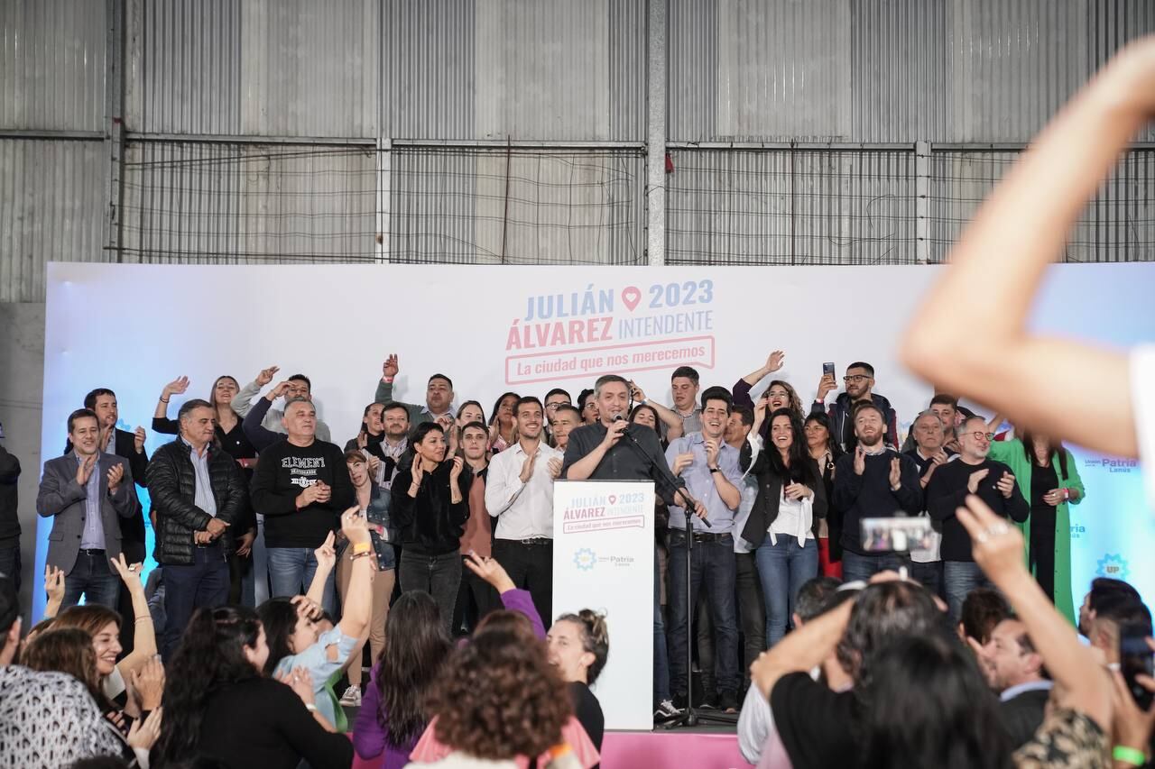 Máximo Kirchner acompañó junto a Wado de Pedro y otros dirigentes kirchneristas la presentación de la lista que encabeza Julián Álvarez a la intendencia de Lanús.