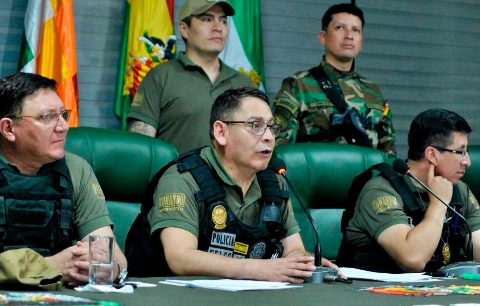 El comandante de la policía, general Jhonny Aguilera, explicando la investigación.