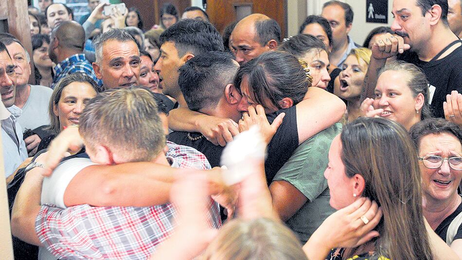 Los querellantes reaccionaron con sorpresa ante las absoluciones.