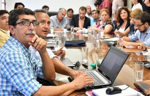 Tonini en primer plano expone su plan de obras