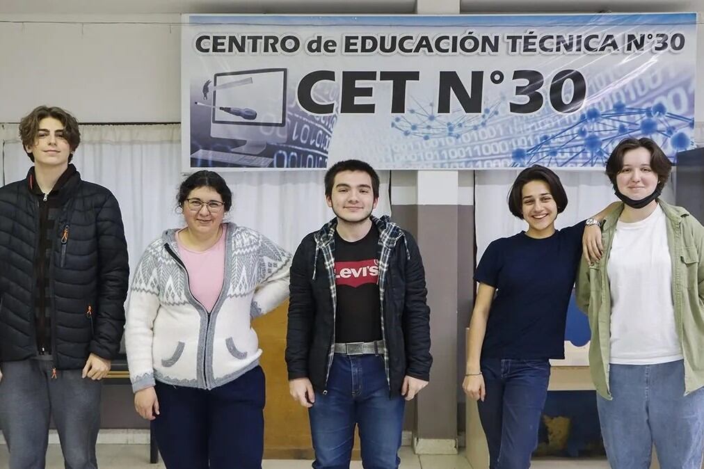 El equipo que recibió una mención de honor por el diseño del prototipo de satélite "Messi".