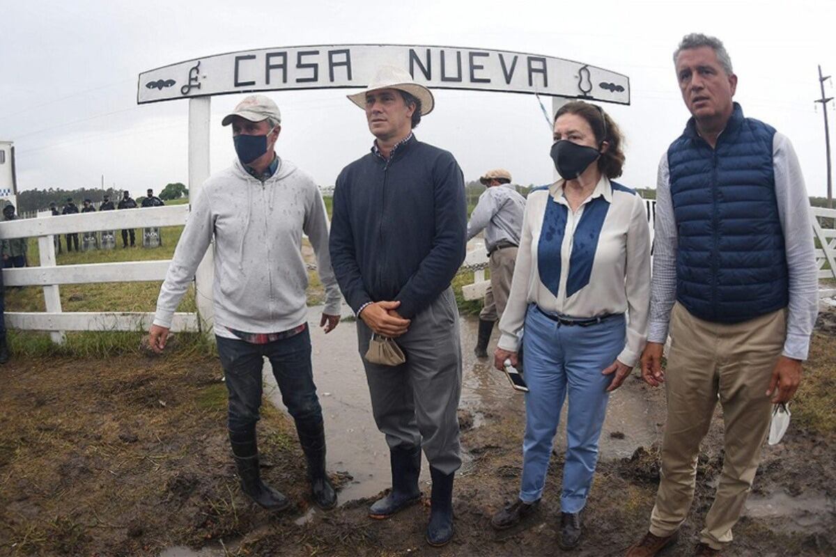 Leonor Barbero junto a sus tres hijos varones. A su izquierda, Luis Miguel Etchevehere, ex ministro de Macri.