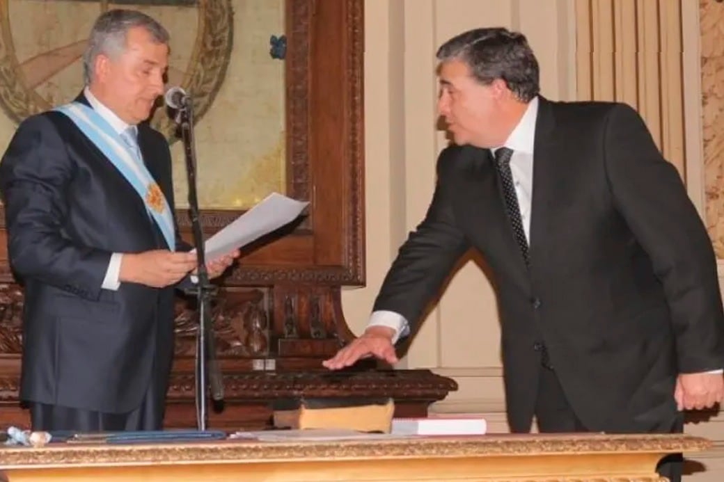 Gerardo Morales, tomándole juramento a su hermano Freddy Morales.