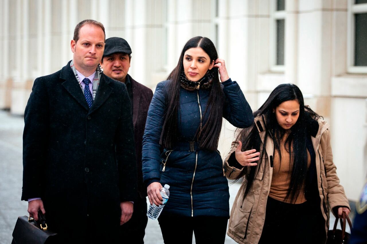 Emma Coronel (centro) abandona el juzgado luego de ser sentenciada.