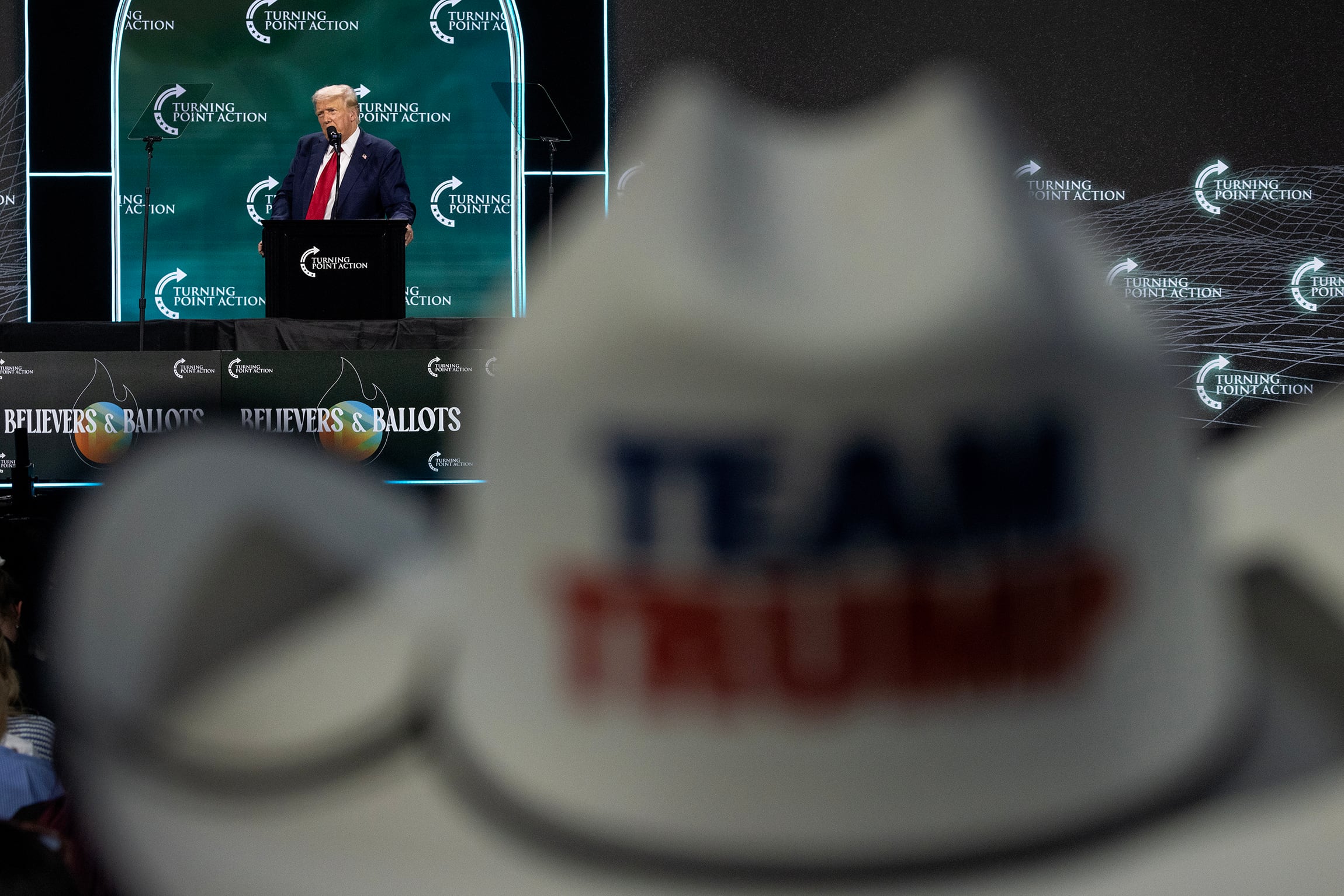 Trump habla durante un acto de campaña en West Palm Beach.