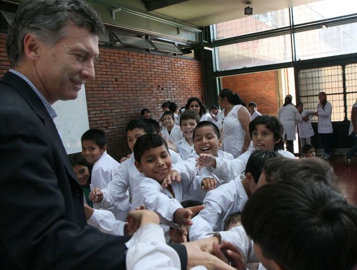 Macri junto a alumnos de una escuela primaria. 