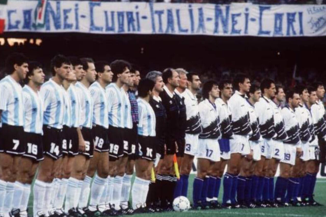 Una imagen para la historia, los himnos antes del Italia-Argentina en el estadio San Paolo de Nápoles.