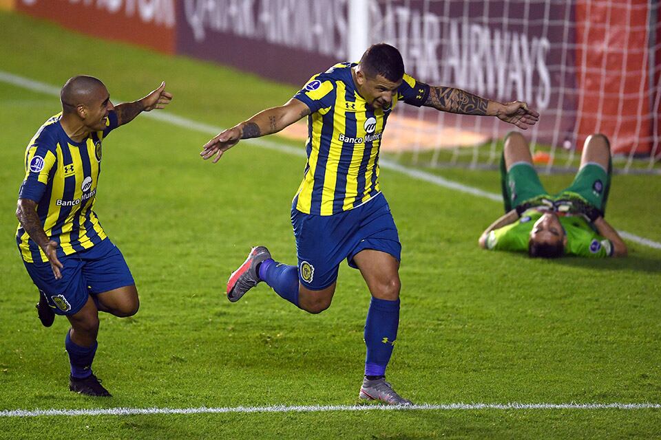 Vecchio convirtió de penal y celebra el segundo gol de Central