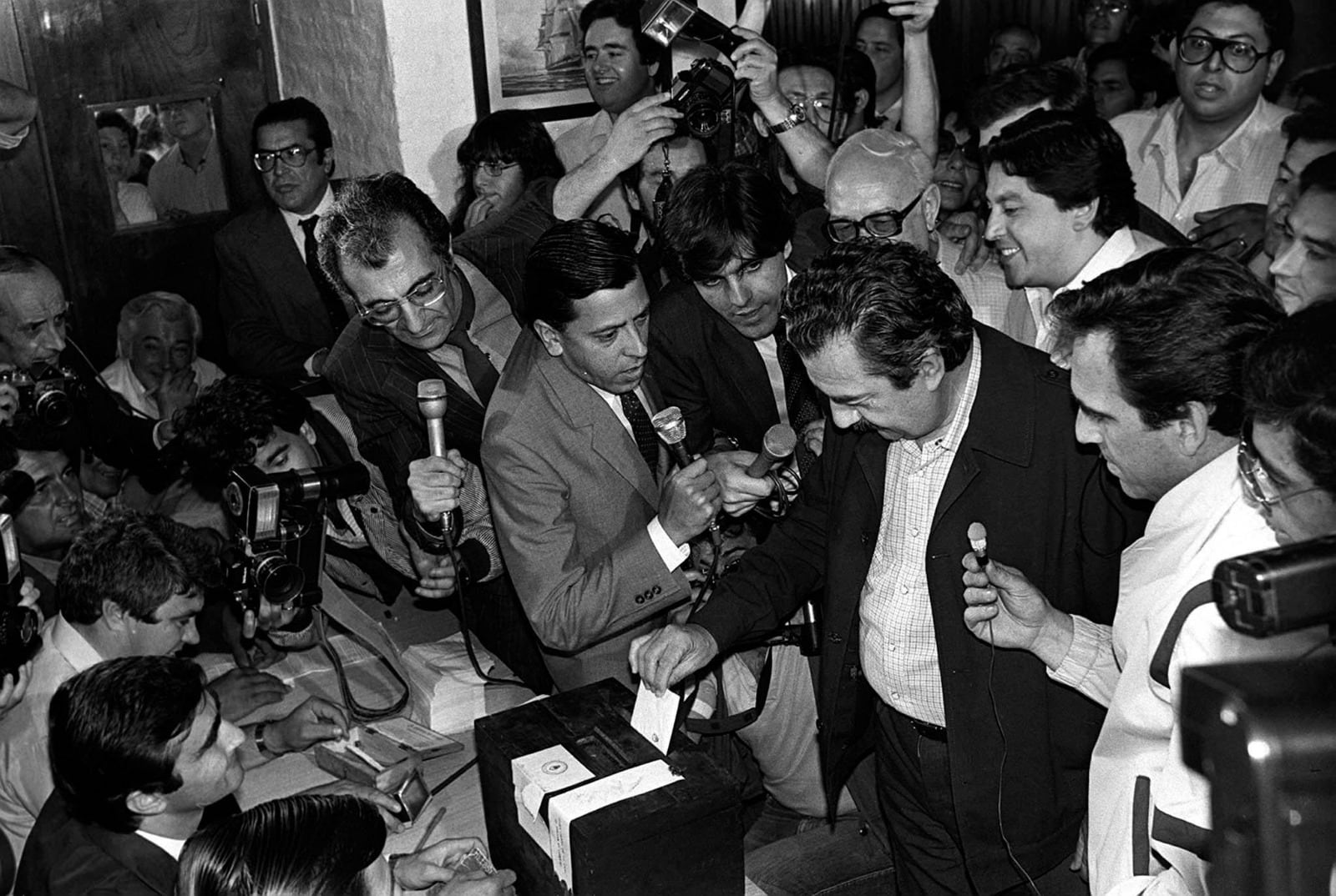 El voto de Raúl Alfonsín en las elecciones del 30 de octubre de 1983.