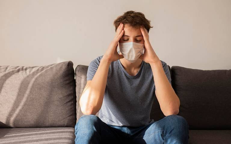 El estudio publicado este viernes en "The Lancet" encontró que los síntomas en las personas afectadas se prolongaron hasta casi dos años desde la infección inicial.(Foto:Istock)