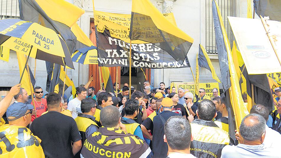 Los taxistas se concentraron alrededor del Palacio legislativo en favor de la ley “antiuber”.