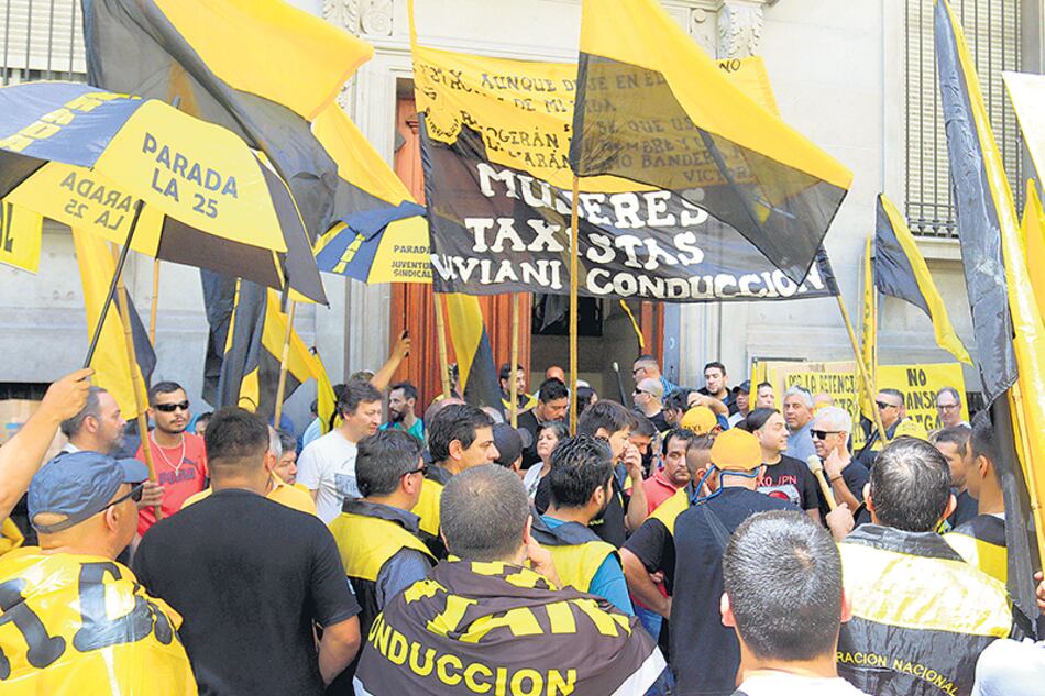 Los taxistas se concentraron alrededor del Palacio legislativo en favor de la ley “antiuber”.