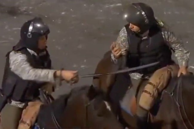 Los hinchas de Boca fueron recibidos por la policía uruguaya con balas de goma, gases y hasta sables (Foto: captura de video).