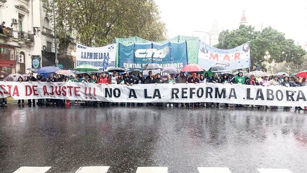 La multitudinaria marcha de ATE Nacional contra la reforma laboral.
