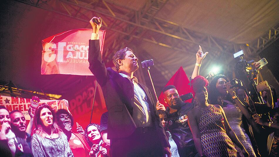 “La campaña se tiene que mover en base a nuestras propuestas sobre educación, trabajo y democracia”, dijo ayer Haddad.