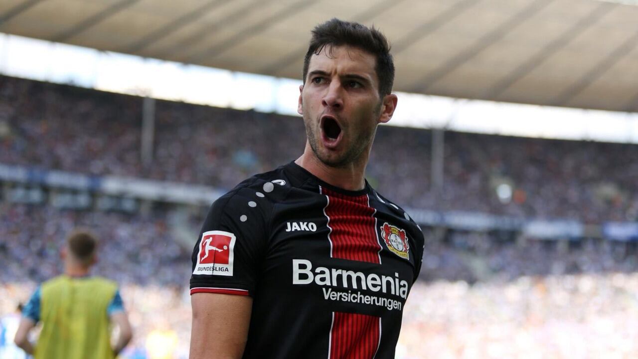 Alario fesejando uno de sus goles en Alemania.