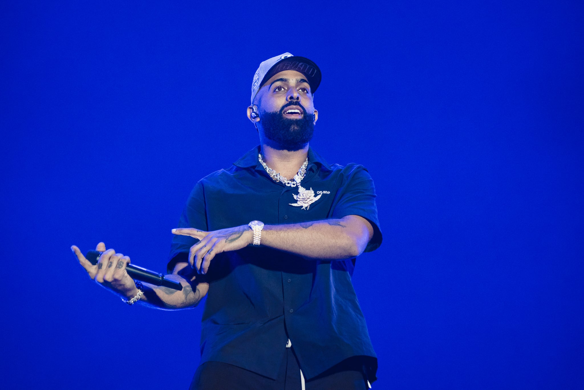 Eladio Carrión se sumó a la jornada del domingo 23 del festival en el Hipódromo de San Isidro, luego de la baja de Fontaines DC