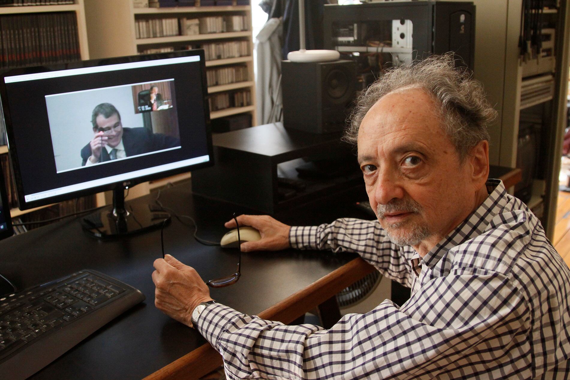 Rodríguez Arias acompañado, en la pantalla, por Antonio Horacio Stiuso.