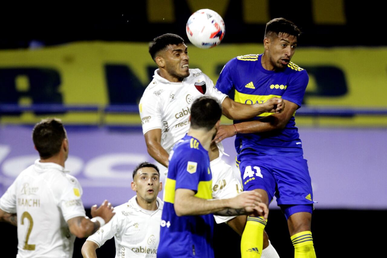 Rodrigo Montes salta a cabecear con Delgado en un intento ofensivo de Boca