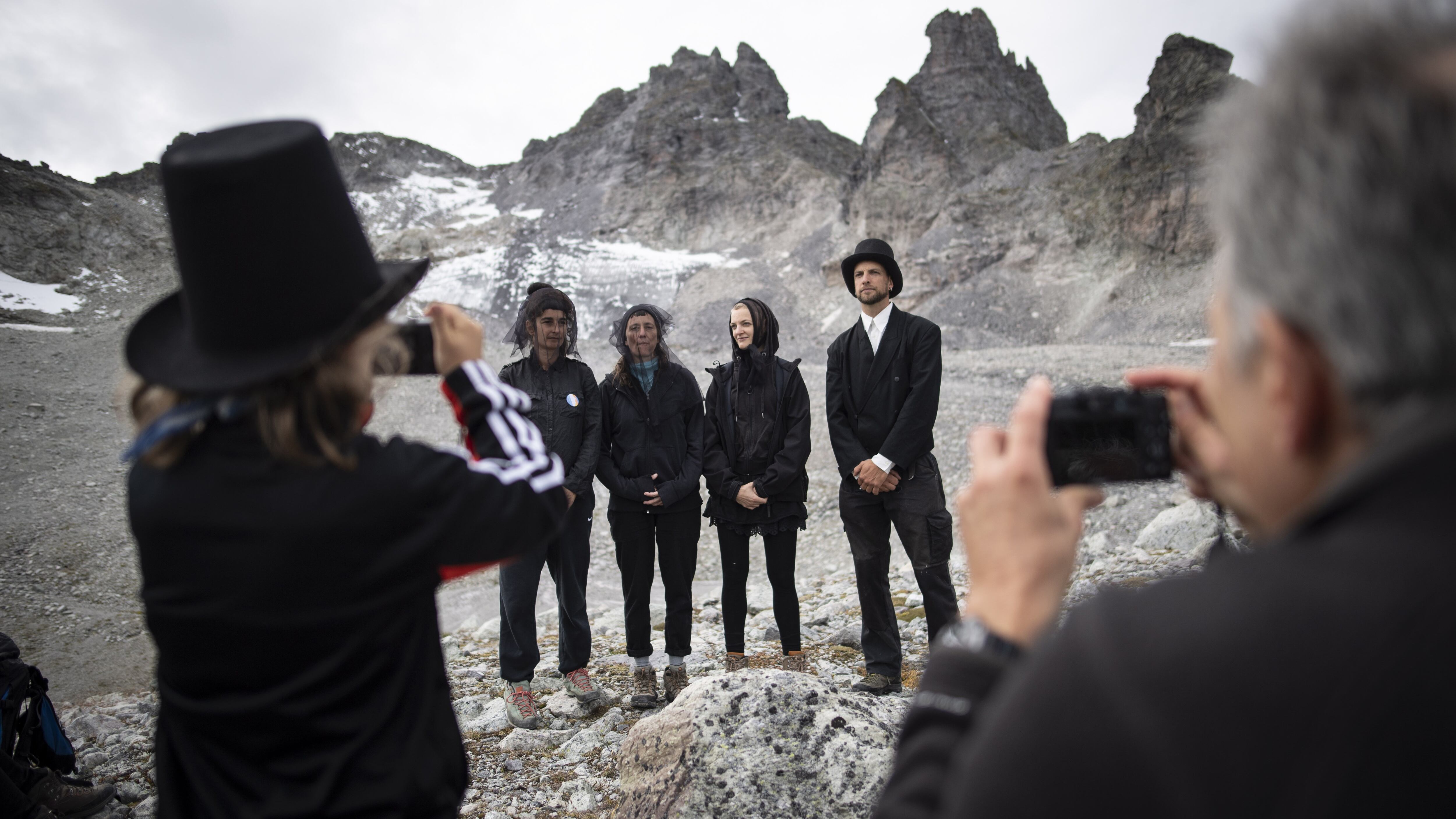 Condolencias al pie del glaciar empequeñecido.