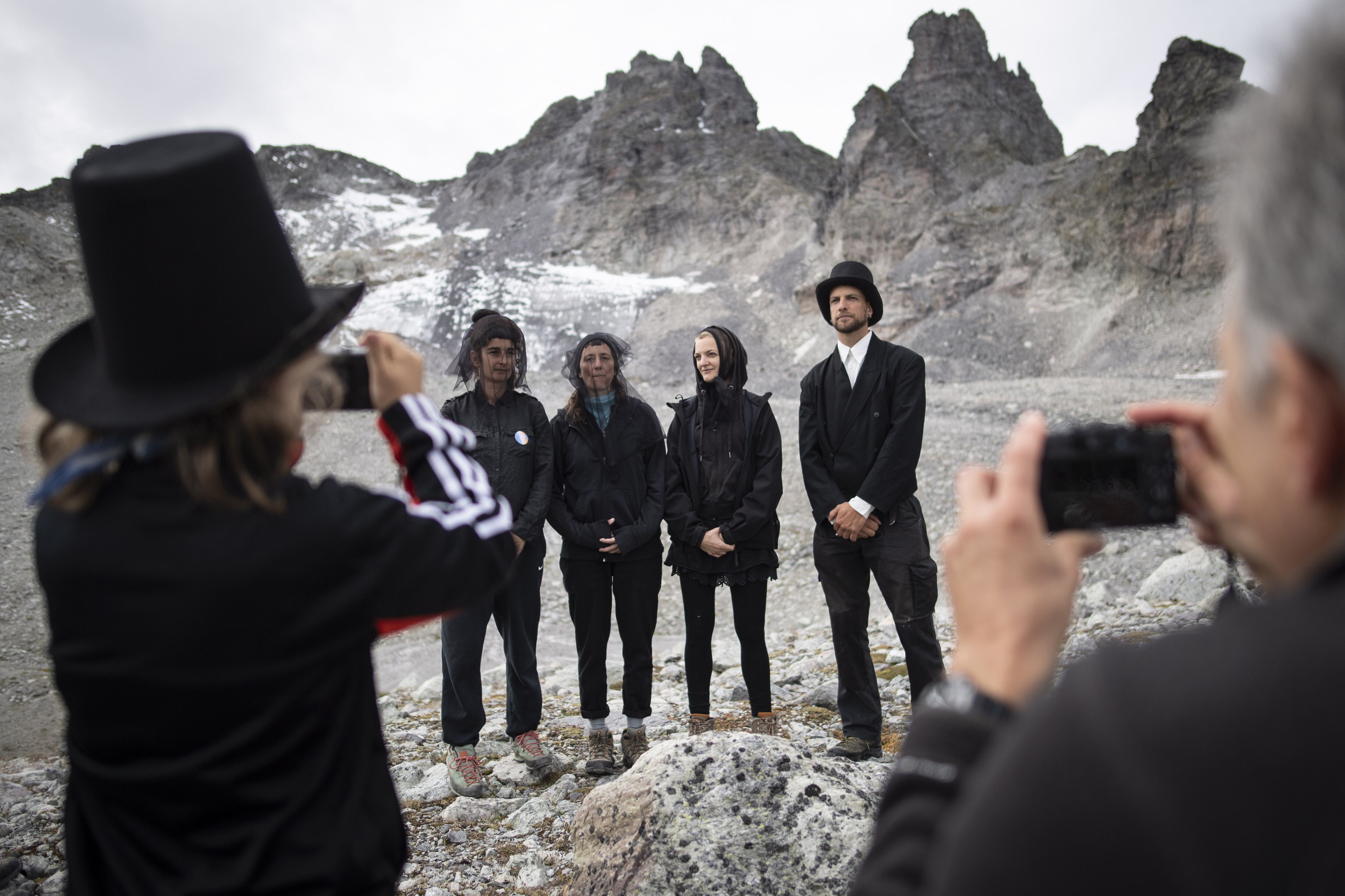 Condolencias al pie del glaciar empequeñecido.