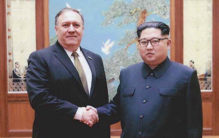El secretario de Estado Mike Pompeo junto a Kim Jong-un.
