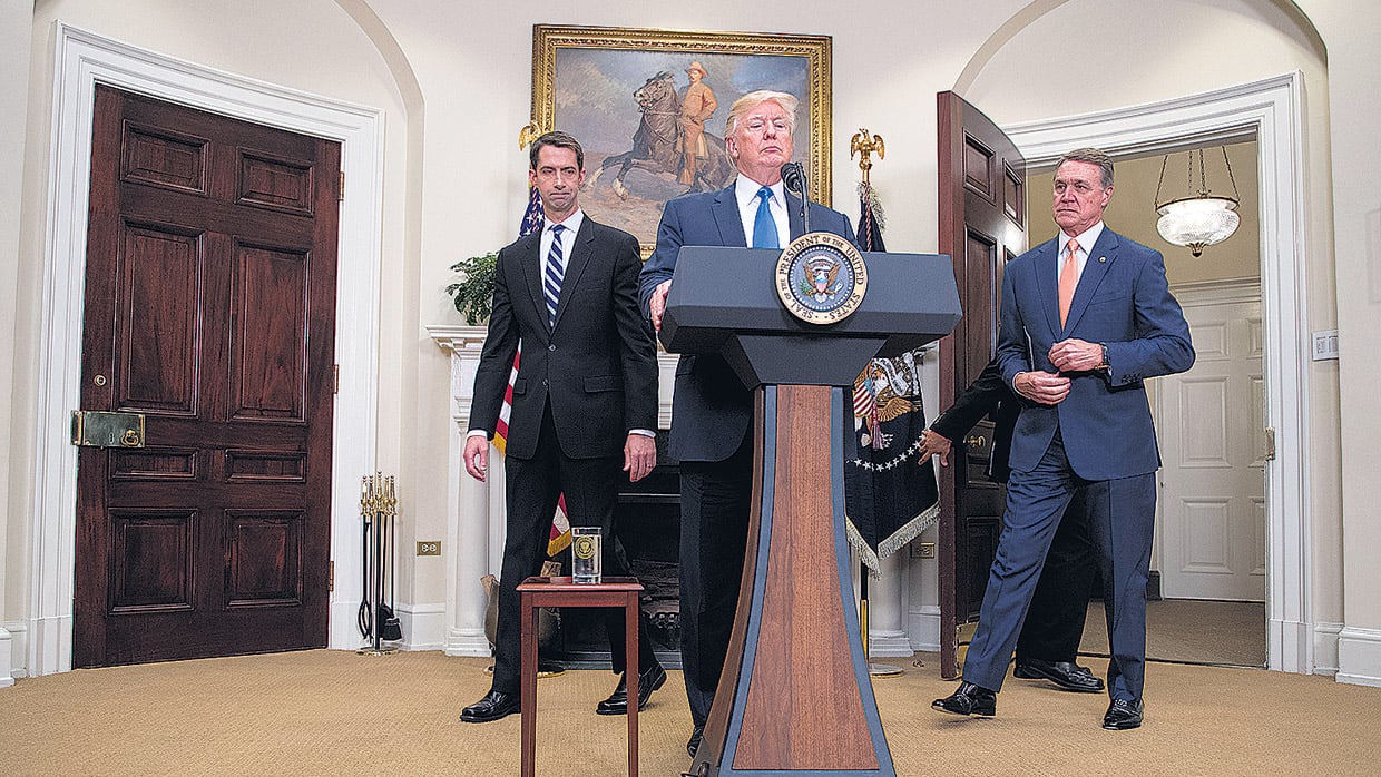 Trump presentó ayer el proyecto de reforma migratoria junto a Perdue (der.) y Cotton, en la Casa Blanca.