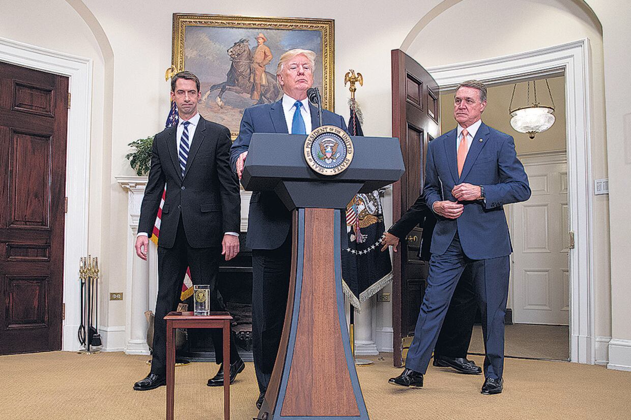 Trump presentó ayer el proyecto de reforma migratoria junto a Perdue (der.) y Cotton, en la Casa Blanca.