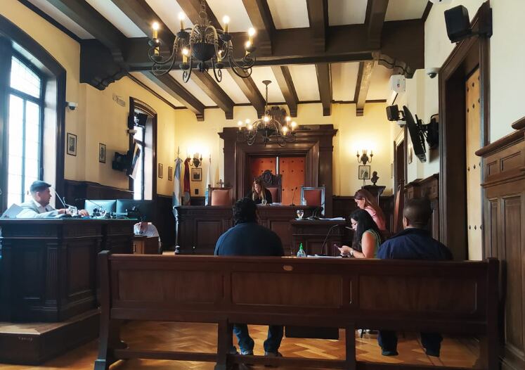 Liquitay y Luquitaya Choque (de espaldas), en la audiencia ante la jueza Giménez.