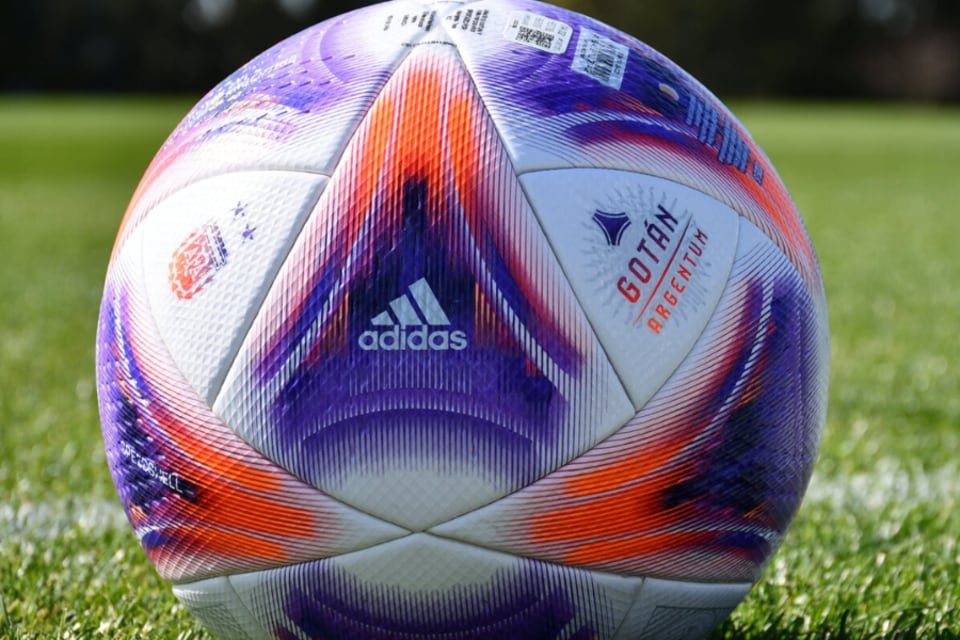 Gotán Argentum, pelota Adidas oficial del fútbol argentino.