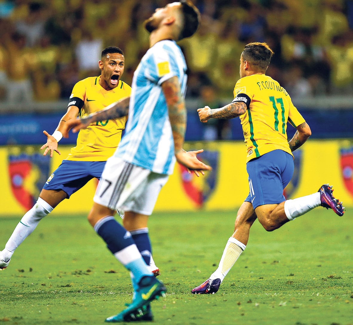Countinho festeja con Neymar el primero de la noche. Otamendi se desdibuja.