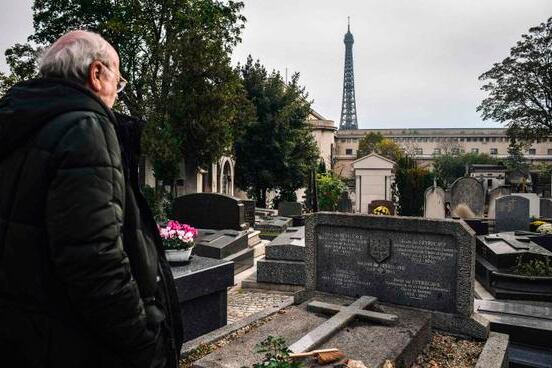 Los cementerios parisinos reciben visitas de todo el mundo