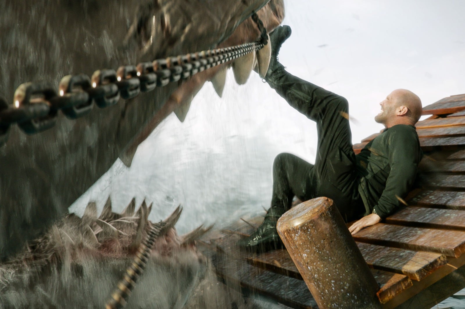 Statam no duda en pelear contra las bestias munido de unos arpones y una moto de agua.