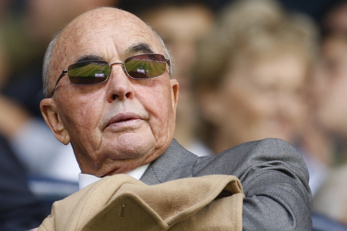 Joe Lewis tiene un patrimonio neto real de casi 5 mil millones de dólares.