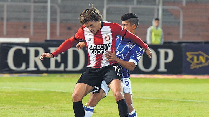 Dubarbier lucha por quedarse con la pelota frente a Galeano.
