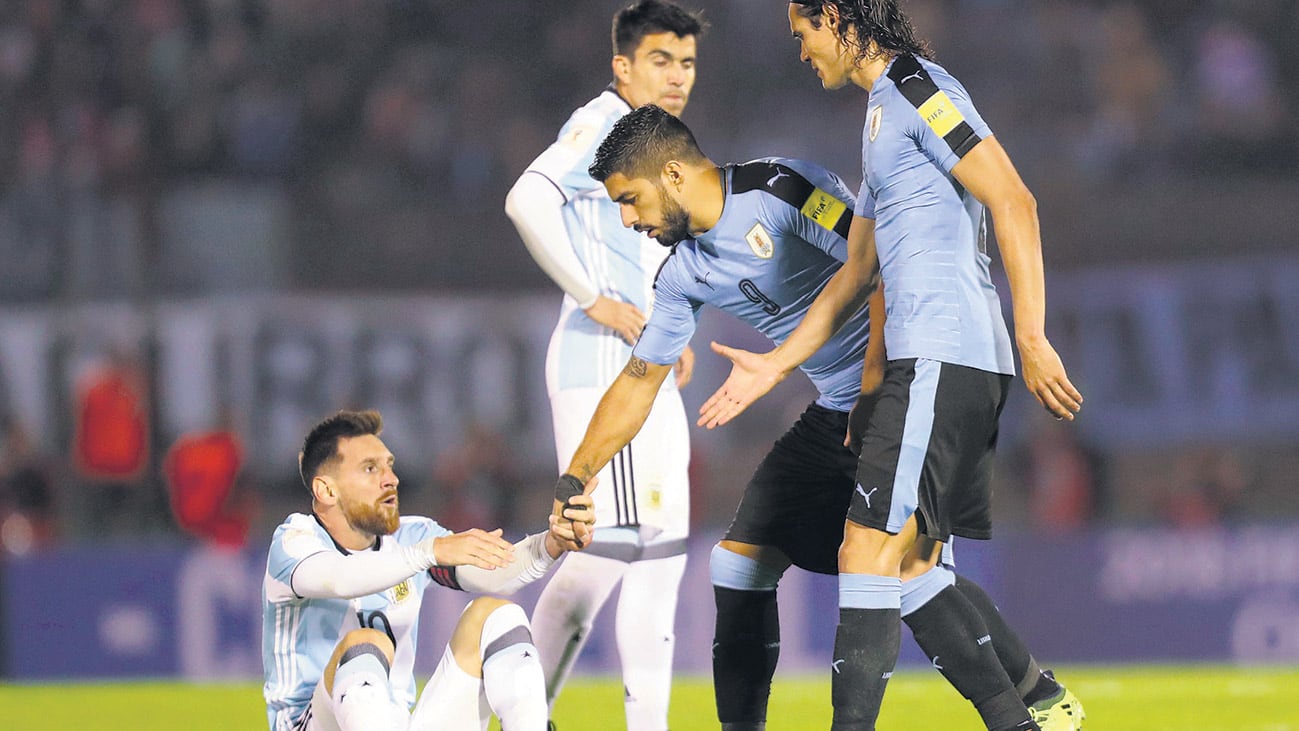 Buenos modales entre Lionel Messi y Luis Suárez. Los dos jugadores del Barcelona estuvieron lejos de su nivel, pero les alcanzó para ser los mejores.