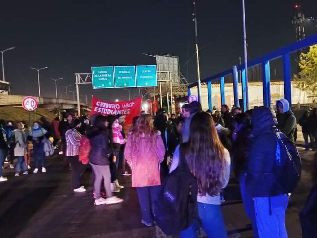 Alumnxs, docentxs y vecinxs marcharon en reclamo de seguridad y condiciones de estudio dignas 