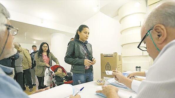 Hay unos 300 mil argentinos registrados en representaciones consultares de Argentina.