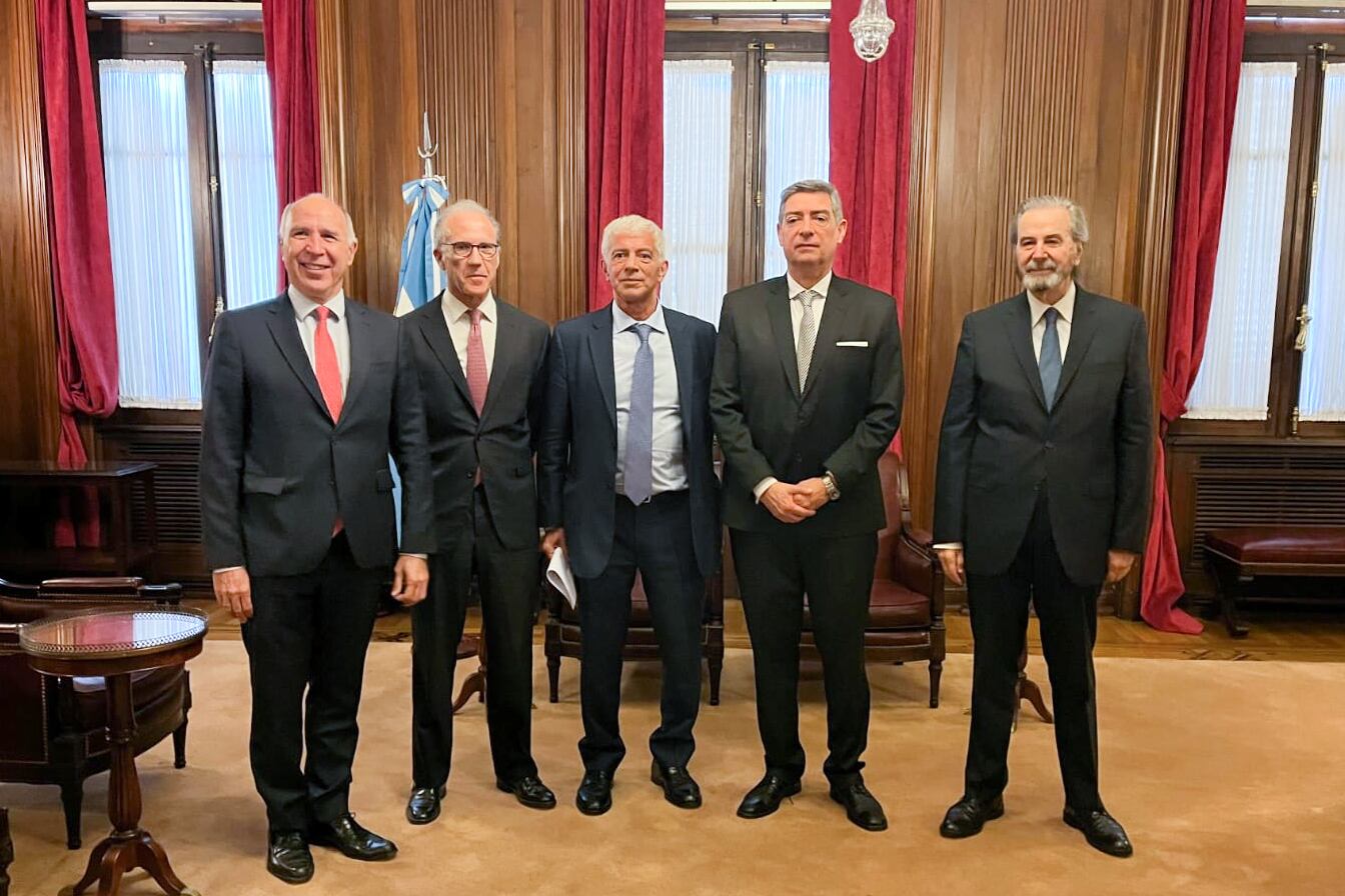 Mariano Cúneo Libarona con los cuatro miembros de la Corte Suprema.