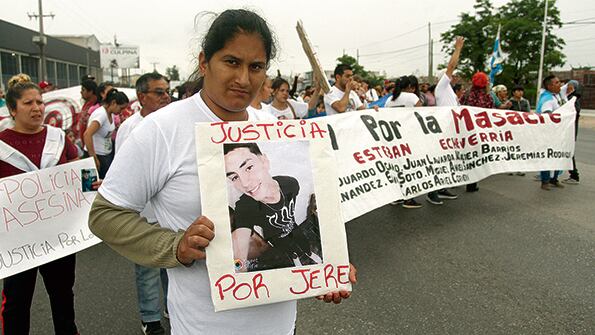 Justicia por Jere Rodríguez se reclama en la pancarta, mientras atrás se despliega la bandera con las 9 víctimas.