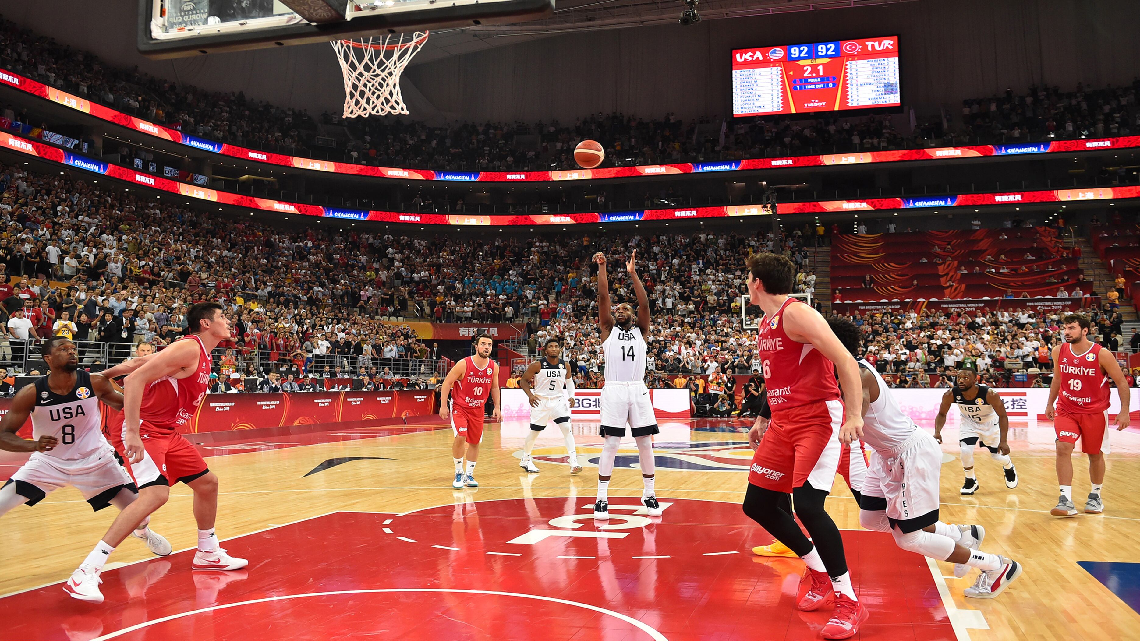 Khris Middleton definió la historia desde la línea de libres.