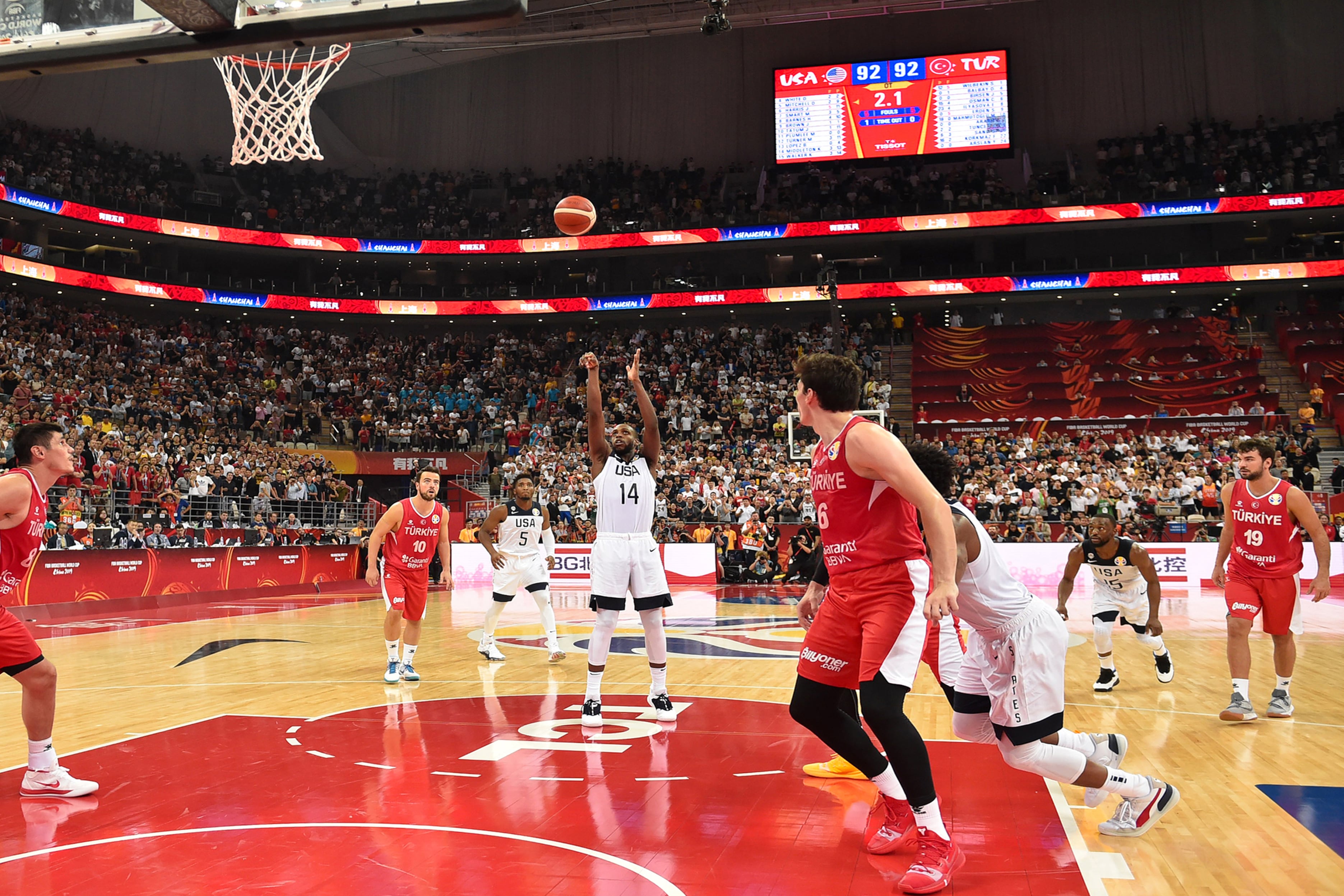 Khris Middleton definió la historia desde la línea de libres.