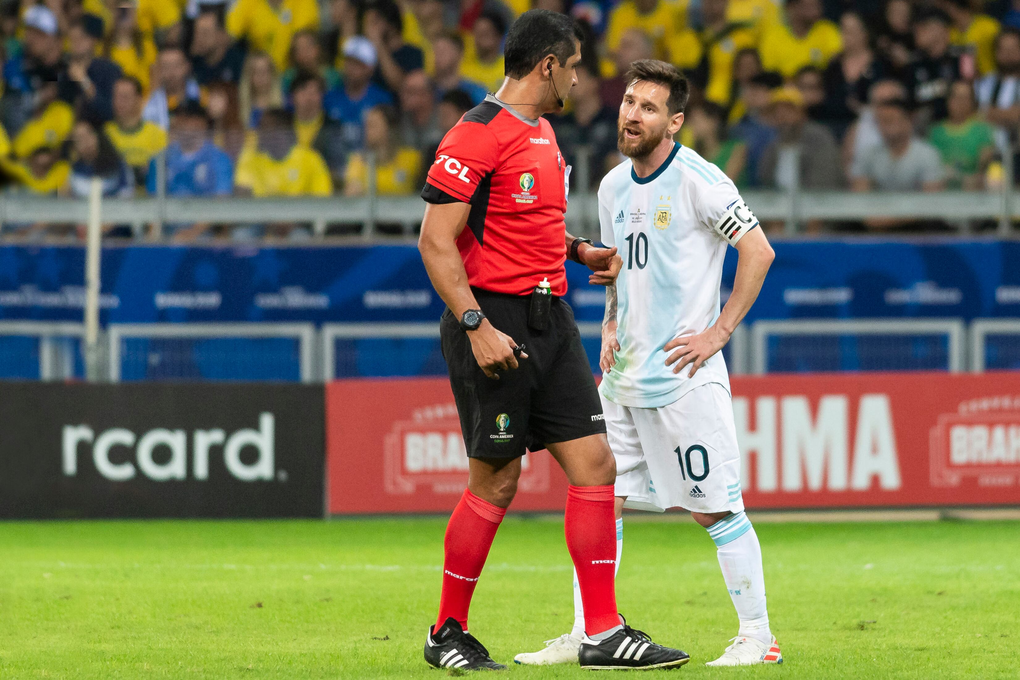 Lionel Messi duro con el árbitro.