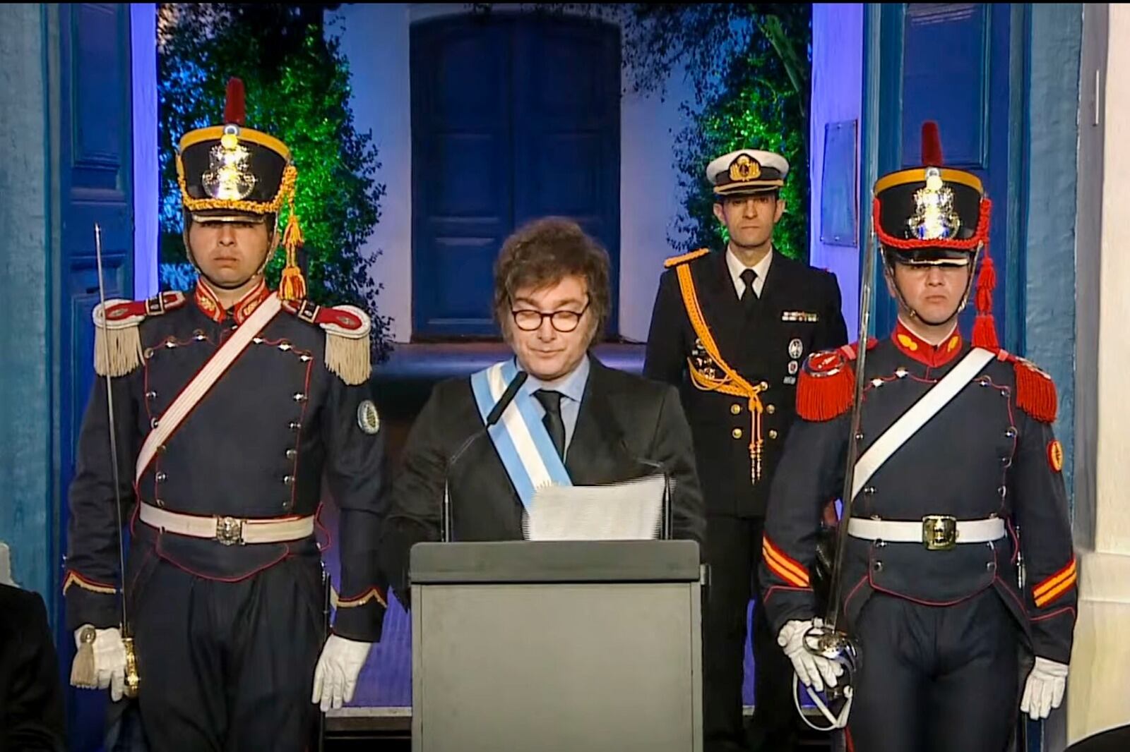 El presidente Javier Milei habla en la puerta de la Casa Histórica de Tucumán.