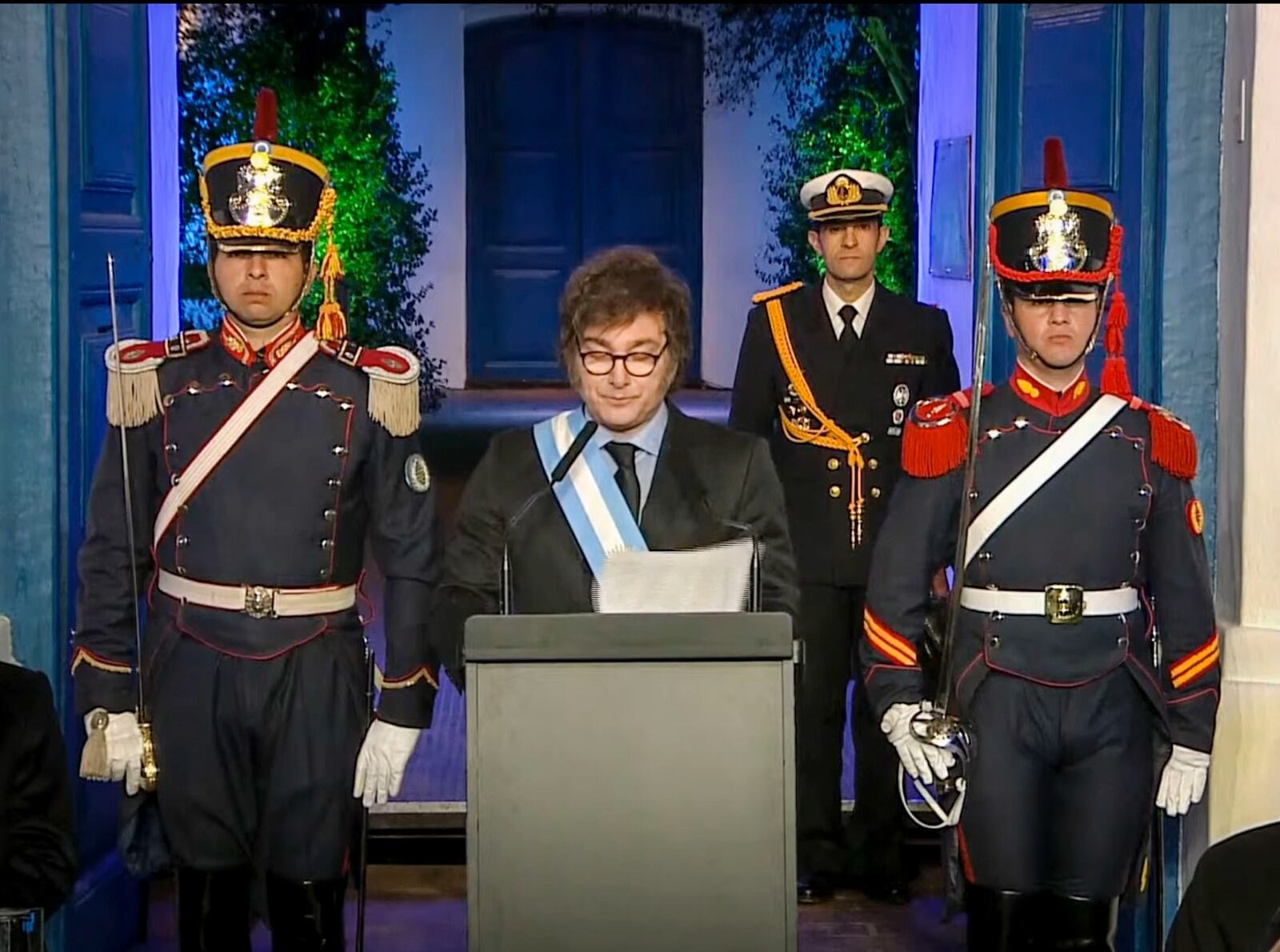 El presidente Javier Milei habla en la puerta de la Casa Histórica de Tucumán.