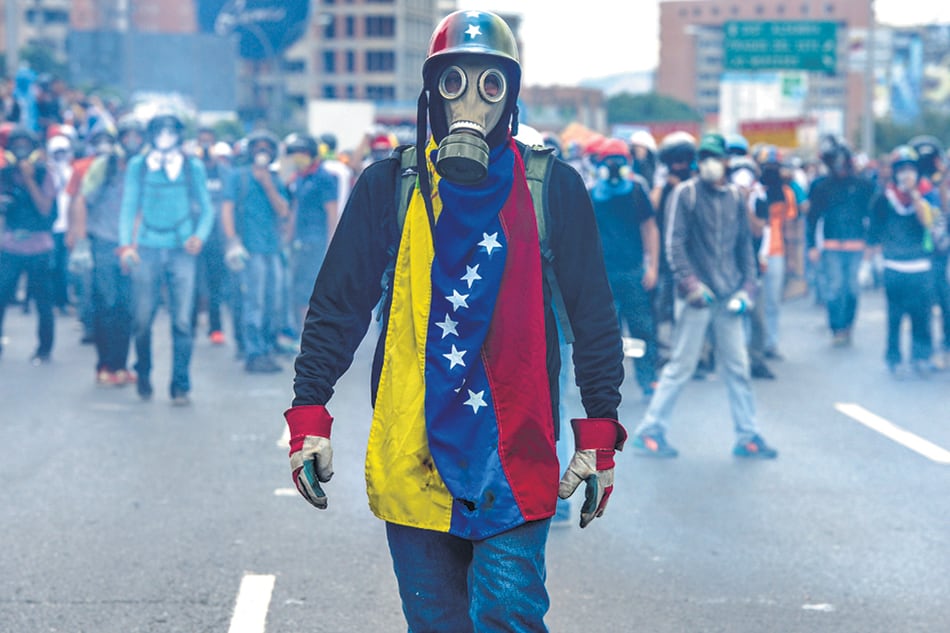 Mientras siguen las marchas opositoras, el gobierno denunció la existencia de células armadas.